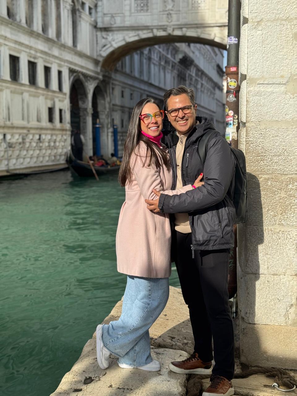 Junior e Juliana abraçados à beira de um canal em Veneza